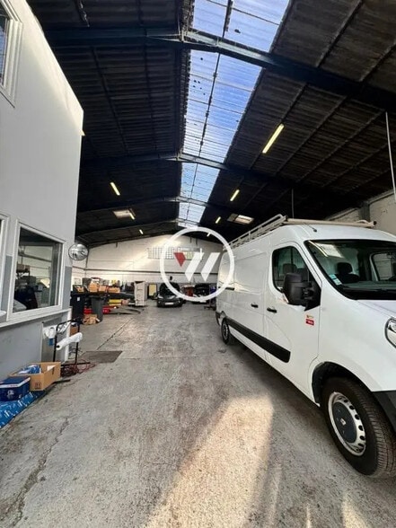 Industrial in Persan for lease - Building Photo - Image 2 of 14