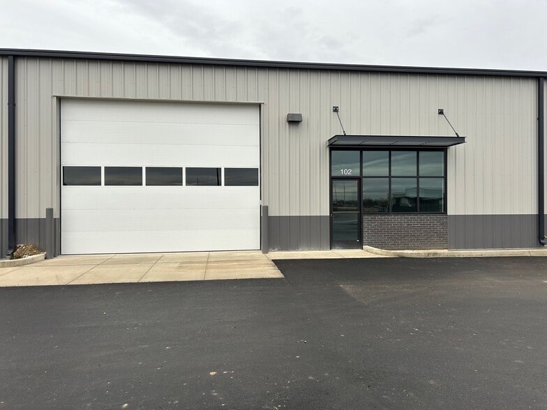 220 Herons Flight ln, Eagle, ID for lease - Building Photo - Image 2 of 5