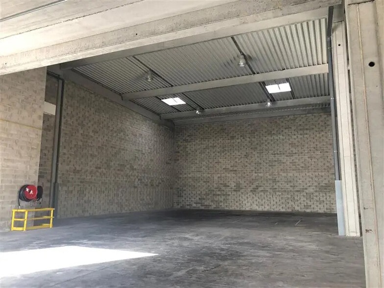 Flex in Élancourt for lease - Interior Photo - Image 2 of 6