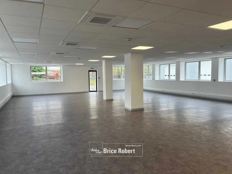 Flex in Saint-Priest for lease - Interior Photo - Image 2 of 5