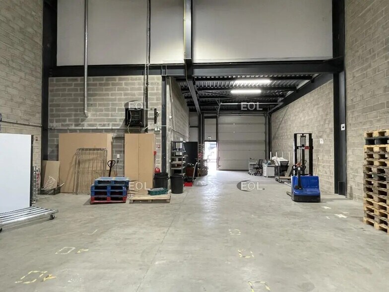 Flex in Cormeilles-en-Parisis for lease - Interior Photo - Image 3 of 6