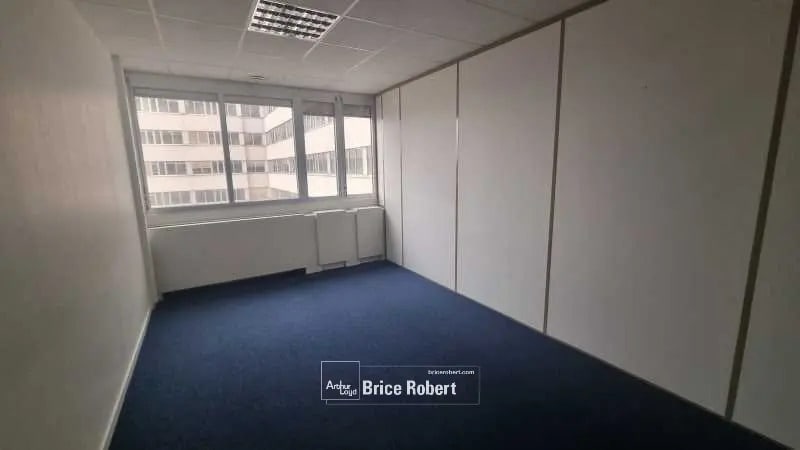 Office in Lyon for lease - Building Photo - Image 3 of 24