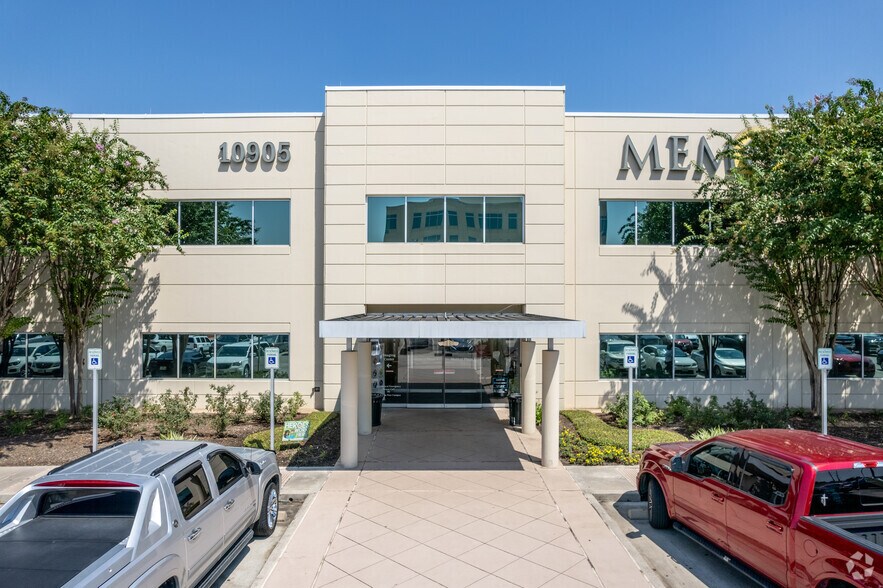 10905 Memorial Hermann Dr, Pearland, TX for lease - Building Photo - Image 1 of 10