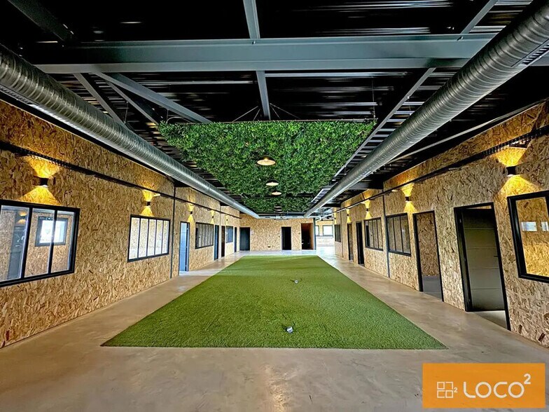 296 Rue Pythagore, Bouloc for lease - Interior Photo - Image 3 of 14