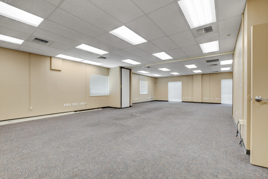 6985 W Sahara Ave, Las Vegas, NV for lease - Interior Photo - Image 2 of 4