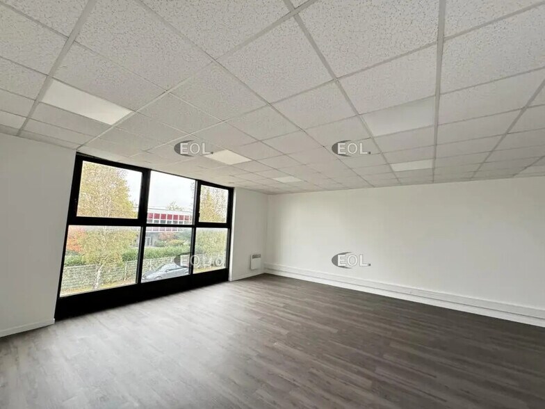 Flex in Coignières for lease - Interior Photo - Image 2 of 11