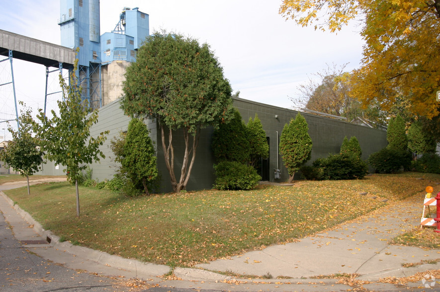 3552-3556 Snelling Ave, Minneapolis, MN for lease - Building Photo - Image 2 of 4