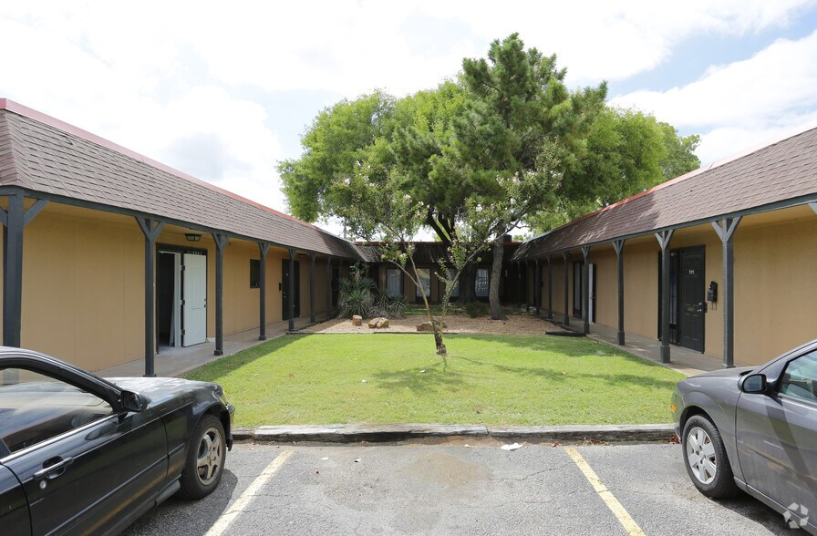 3814 Marquis Dr, Garland, TX for lease - Building Photo - Image 1 of 3