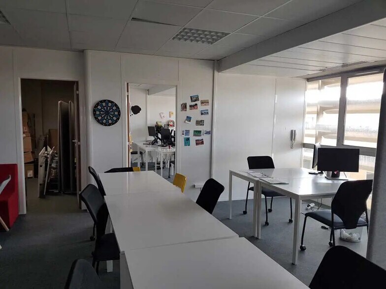 Office in Bordeaux for lease - Interior Photo - Image 2 of 7