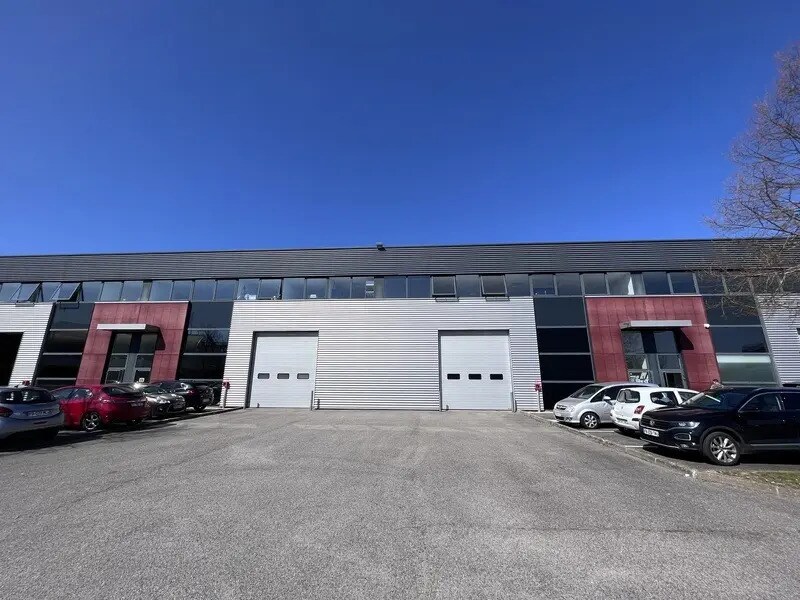 Flex in Élancourt for lease Building Photo- Image 1 of 4