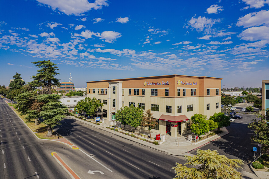 900 Truxtun Ave, Bakersfield, CA for lease - Building Photo - Image 1 of 5