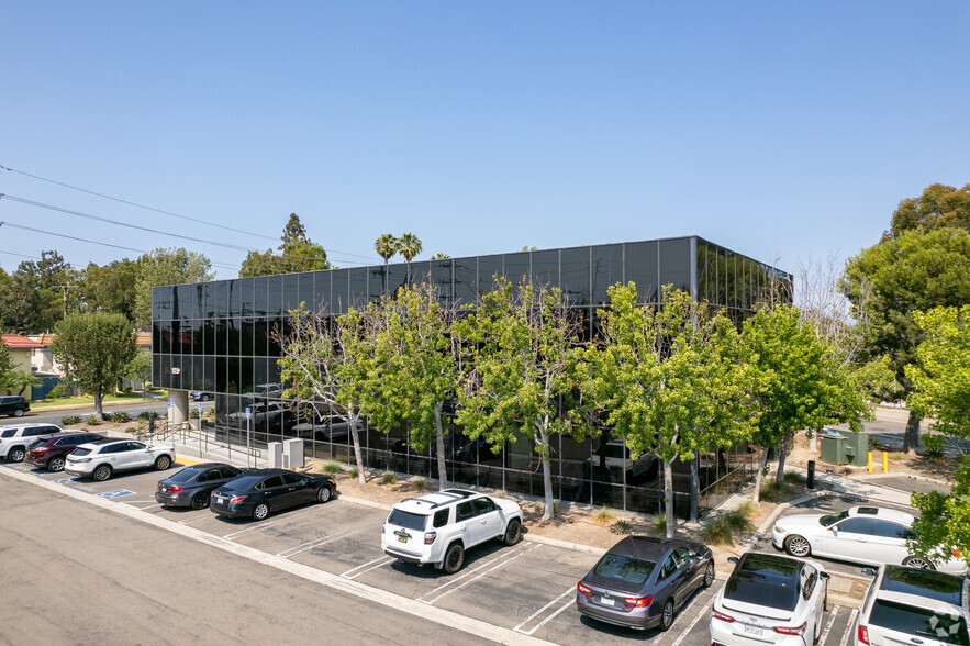 129 W Wilson St, Costa Mesa, CA for lease - Building Photo - Image 2 of 8