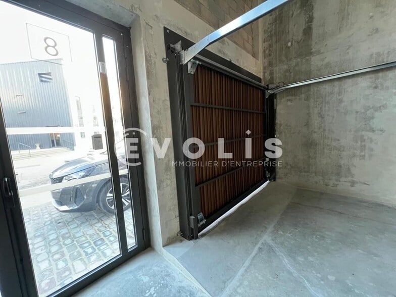 Flex in Lyon for lease - Building Photo - Image 3 of 26