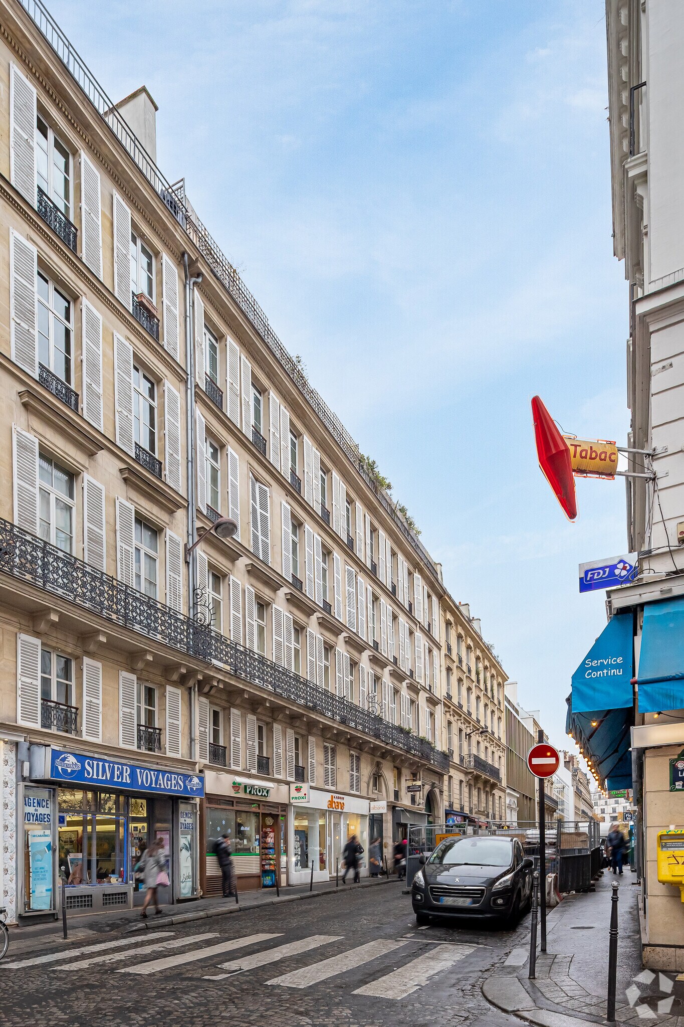 Rue Washington, Paris for sale Primary Photo- Image 1 of 2