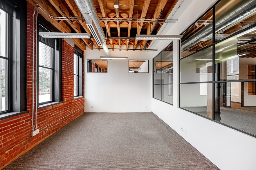 774 Rue Saint-Paul O, Montréal, QC for lease - Interior Photo - Image 2 of 7