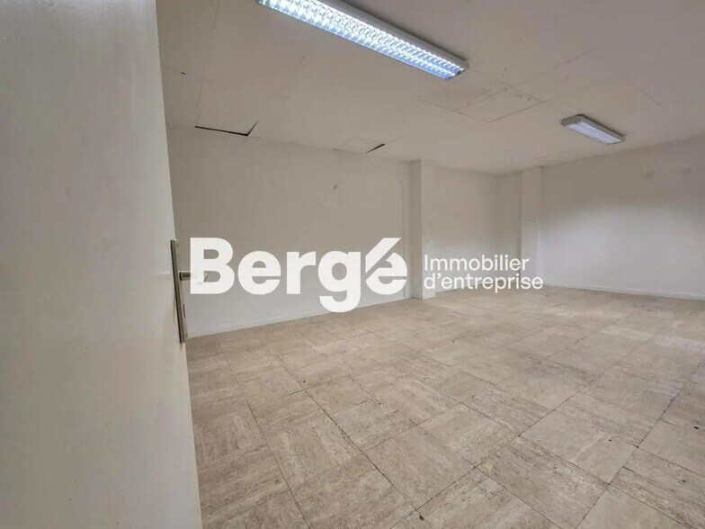 Retail in Cannes for lease - Interior Photo - Image 3 of 10