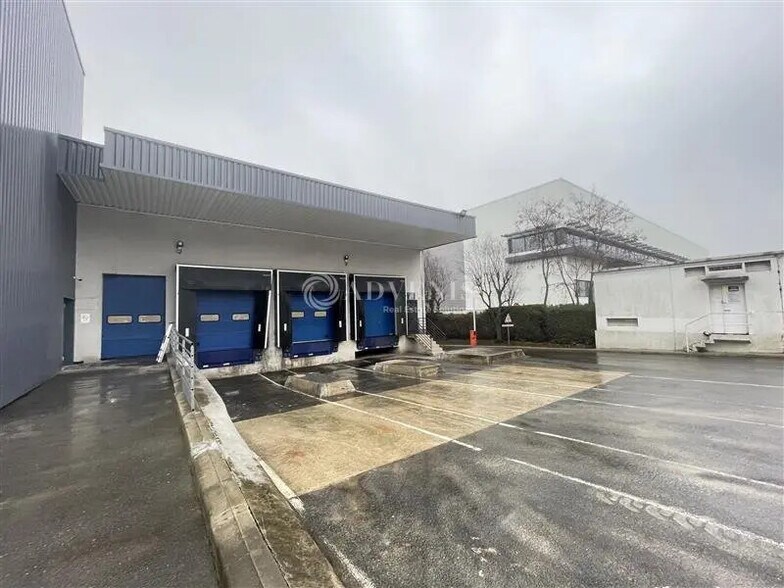 Industrial in Le Blanc-Mesnil for lease - Building Photo - Image 2 of 12