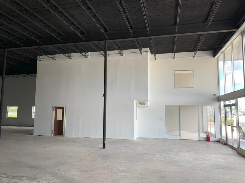 1500 E Commercial Blvd, Fort Lauderdale, FL for lease - Interior Photo - Image 3 of 77