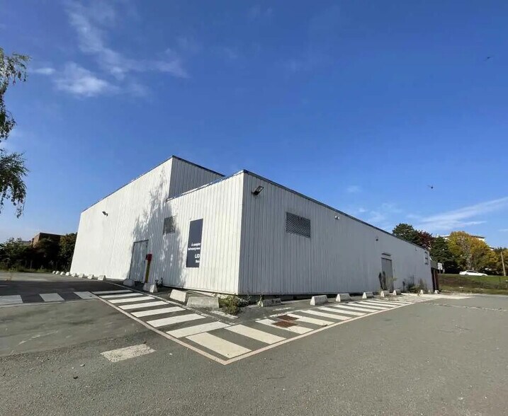 Retail in Saint-Quentin for lease - Building Photo - Image 2 of 2