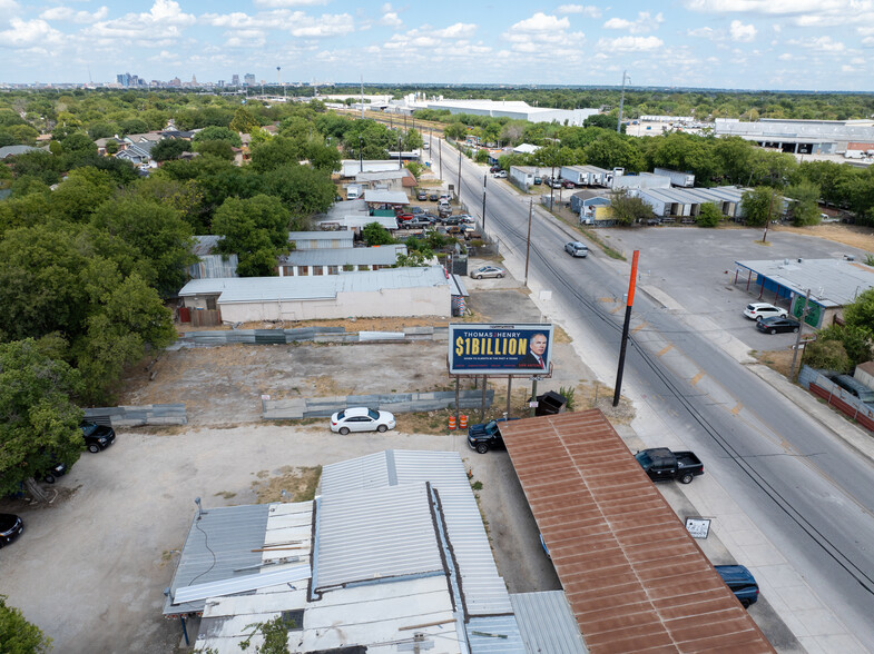 2131 Frio City rd, San Antonio, TX for lease - Building Photo - Image 3 of 5