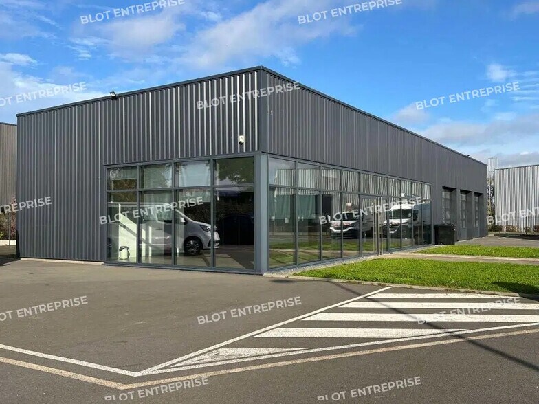 Flex in Pacé for lease - Building Photo - Image 1 of 6