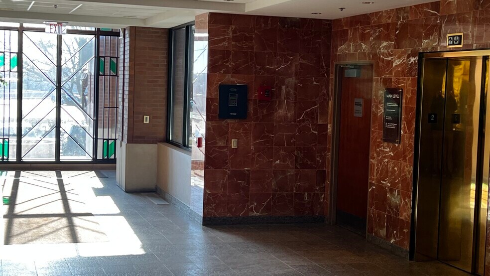 9850 Nicholas St, Omaha, NE for sale - Interior Photo - Image 1 of 1