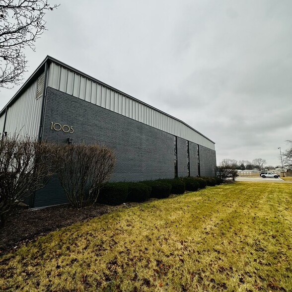 1005 Geneva St, Shorewood, IL for lease - Building Photo - Image 3 of 6