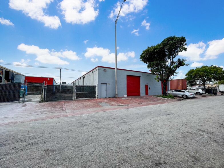 1052-1054 E 27th St, Hialeah, FL for lease - Building Photo - Image 2 of 3