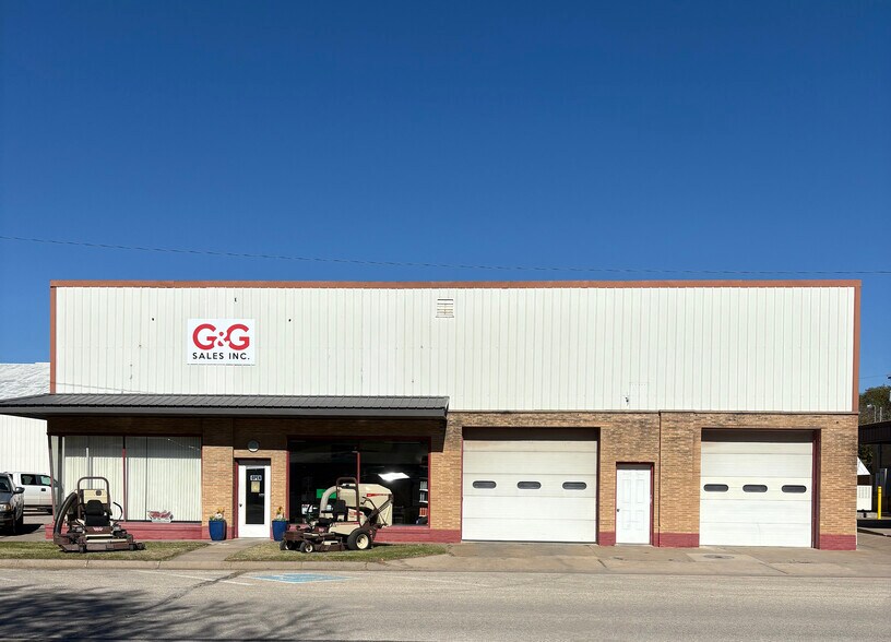 210 W Cole St, Moundridge, KS for sale - Primary Photo - Image 1 of 11