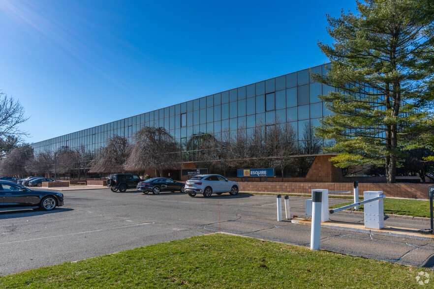 200 Jericho Quadrangle, Jericho, NY for lease - Building Photo - Image 3 of 17