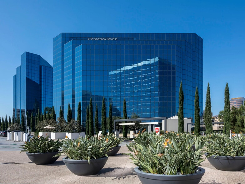 9255 Towne Centre Dr, San Diego, CA for lease - Building Photo - Image 2 of 5