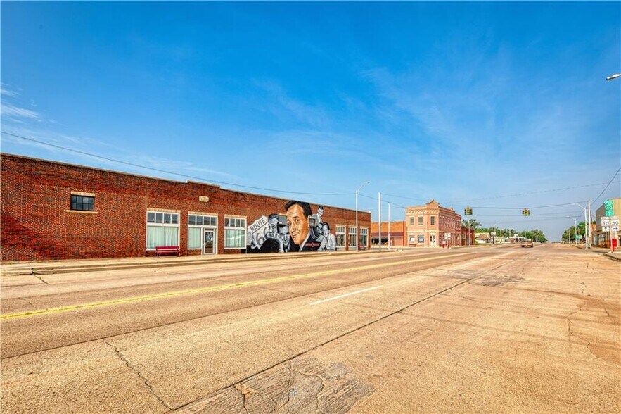 313 W Roger Miller Blvd, Erick, OK 73645 Retail for Sale
