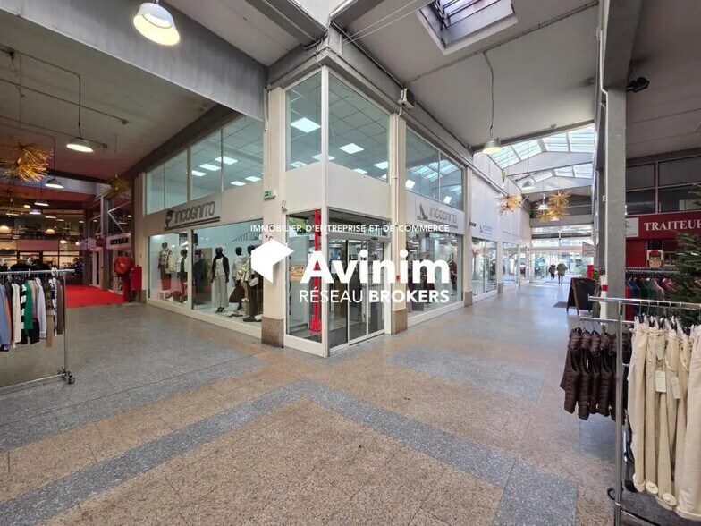 Retail in Oyonnax for sale - Building Photo - Image 1 of 10