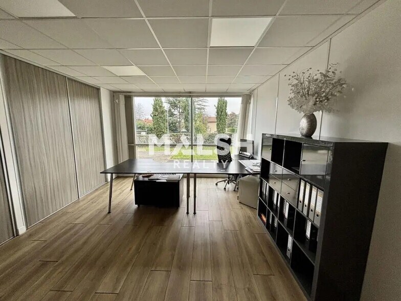 Office in Vaulx-en-Velin for lease - Interior Photo - Image 3 of 6
