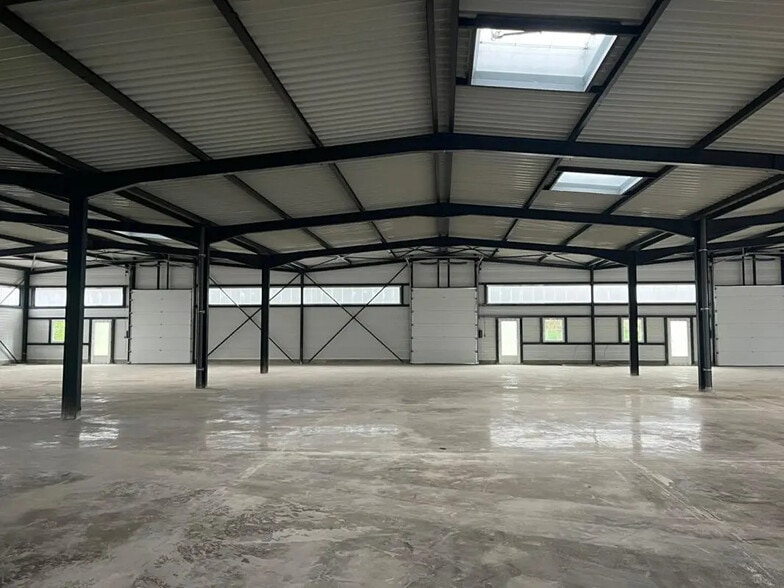 Flex in Besançon for lease - Interior Photo - Image 2 of 5