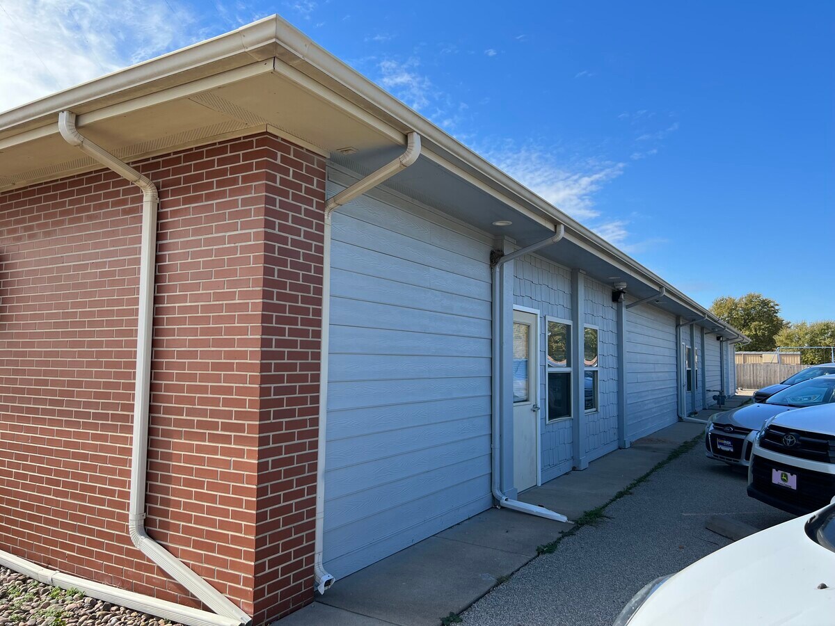 215 N Meridian Rd, Newton, KS 67114