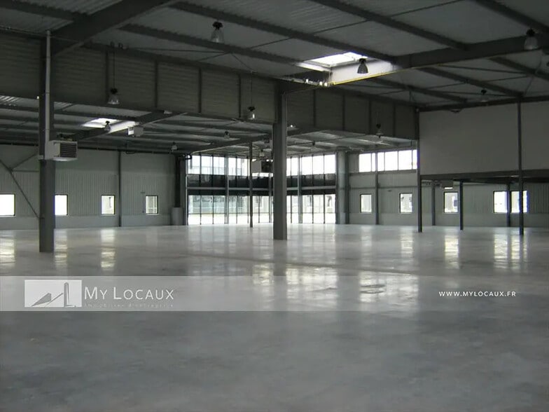 Flex in La Courneuve for lease - Interior Photo - Image 1 of 5