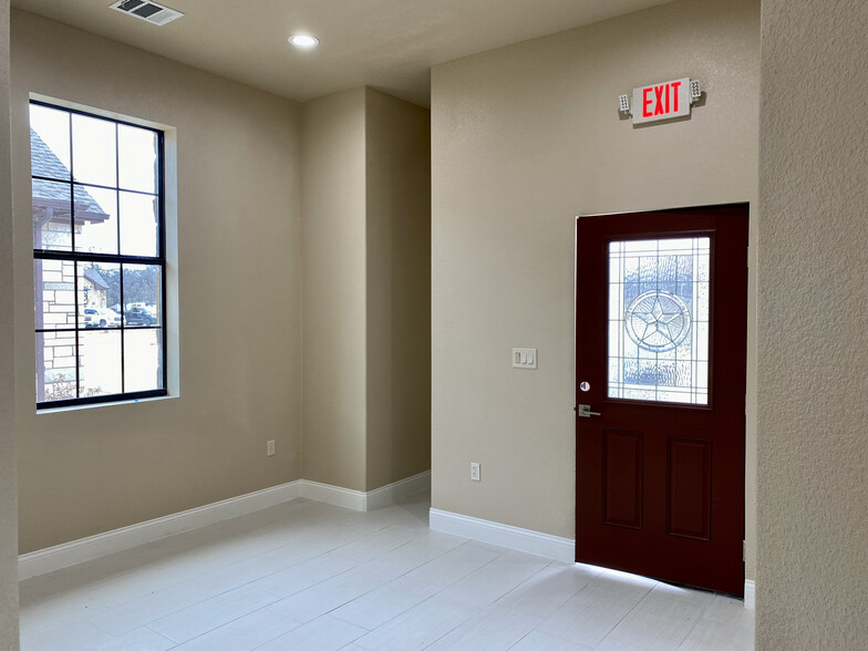 2366-2372 S Uecker Ln, Lewisville, TX for lease - Interior Photo - Image 3 of 9