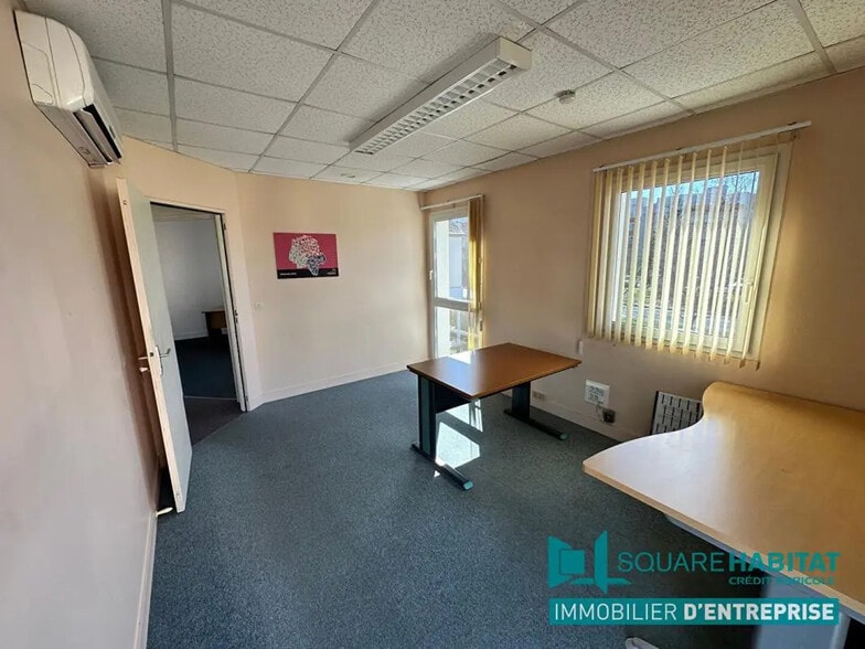 Office in Saint-Avertin for lease - Interior Photo - Image 2 of 10