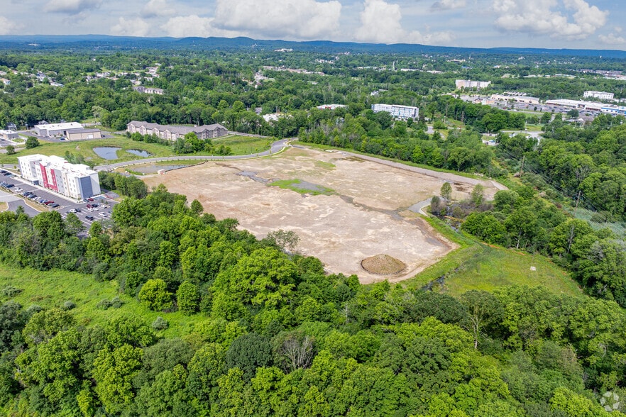 599 E Main St, Middletown, NY for lease - Building Photo - Image 1 of 14