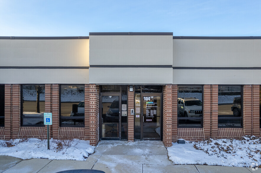 740 Pasquinelli Dr, Westmont, IL for lease - Building Photo - Image 3 of 18