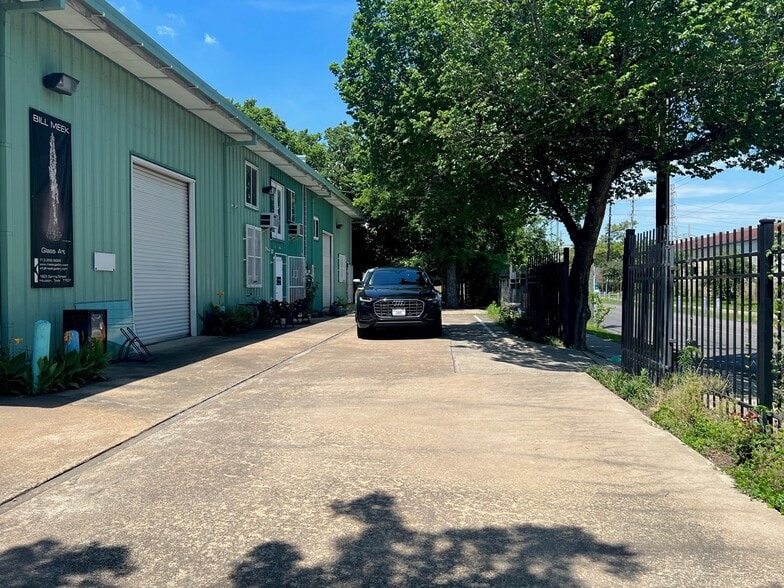 1907 Spring St, Houston, TX for lease - Building Photo - Image 2 of 8