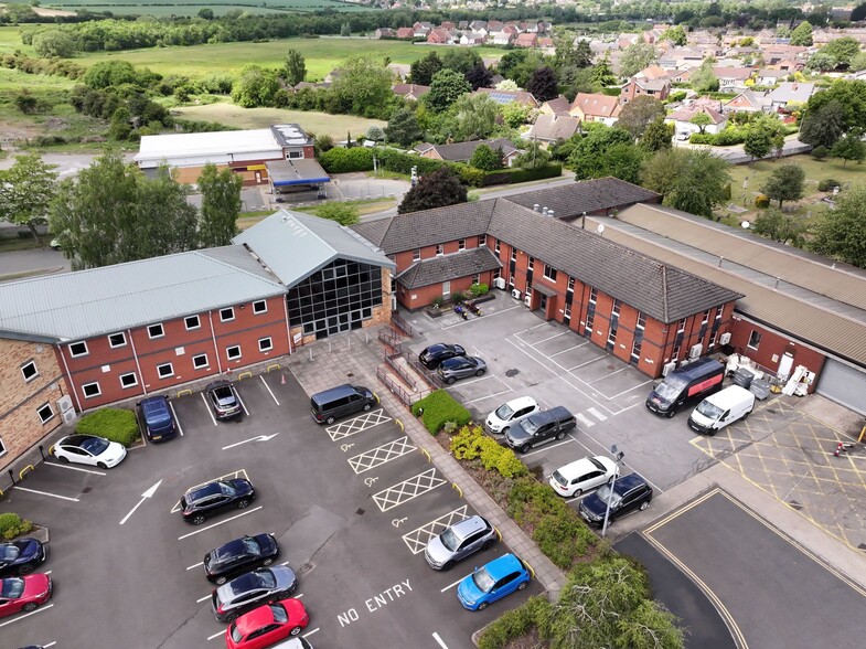 Holmes Way, Boston Road Ind Est portfolio of 2 properties for sale on LoopNet.com - Building Photo - Image 3 of 11