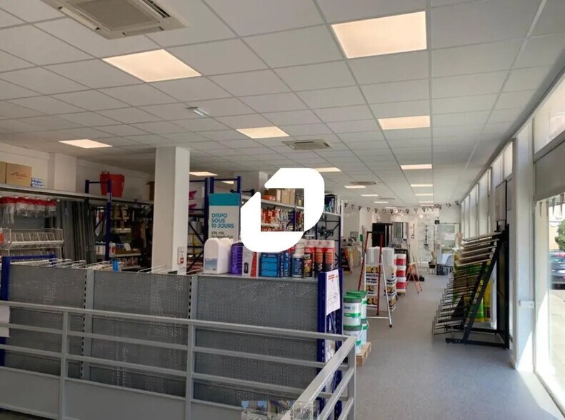 Retail in Grenoble for lease - Interior Photo - Image 3 of 3