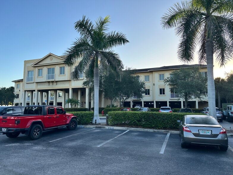 1110 Pine Ridge Rd, Naples, FL for sale - Building Photo - Image 2 of 3