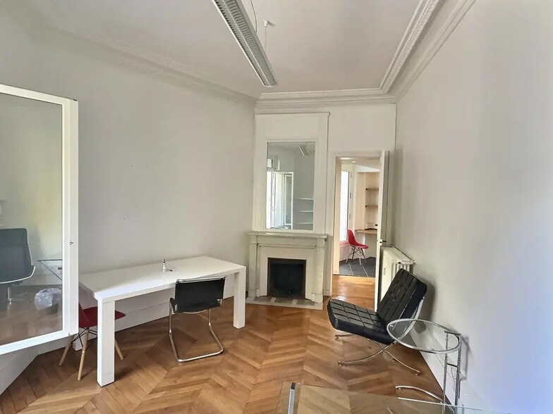 130 Rue De La Pompe, Paris for lease - Interior Photo - Image 3 of 9