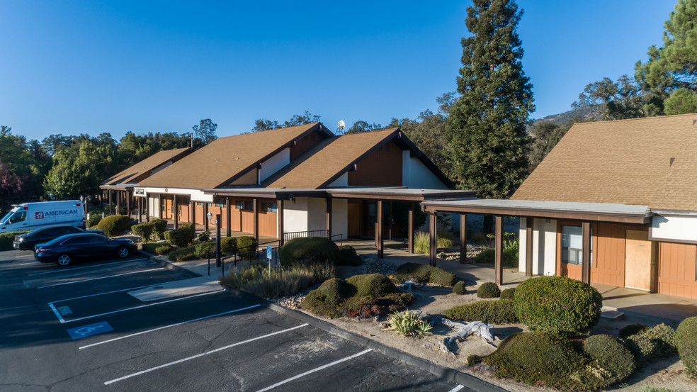 31975-31985 Lodge Rd, Auberry, CA for lease - Primary Photo - Image 1 of 8