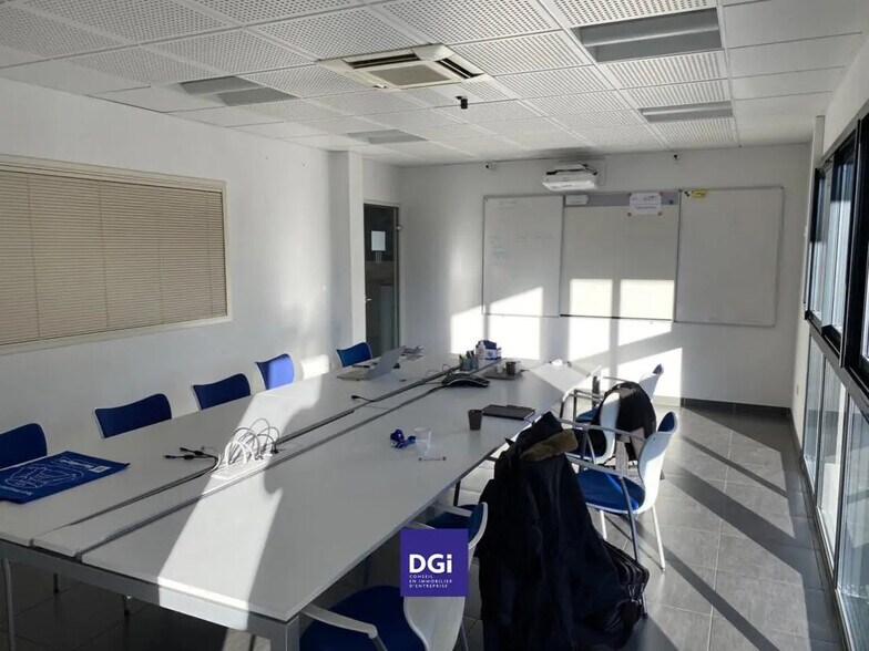 Flex in Nîmes for lease - Interior Photo - Image 3 of 9