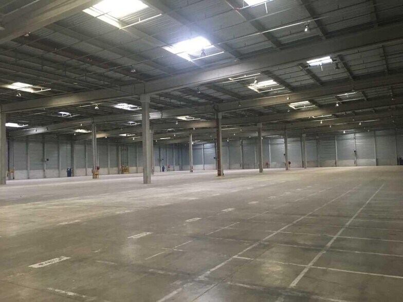 Industrial in Allonne for lease - Interior Photo - Image 1 of 4