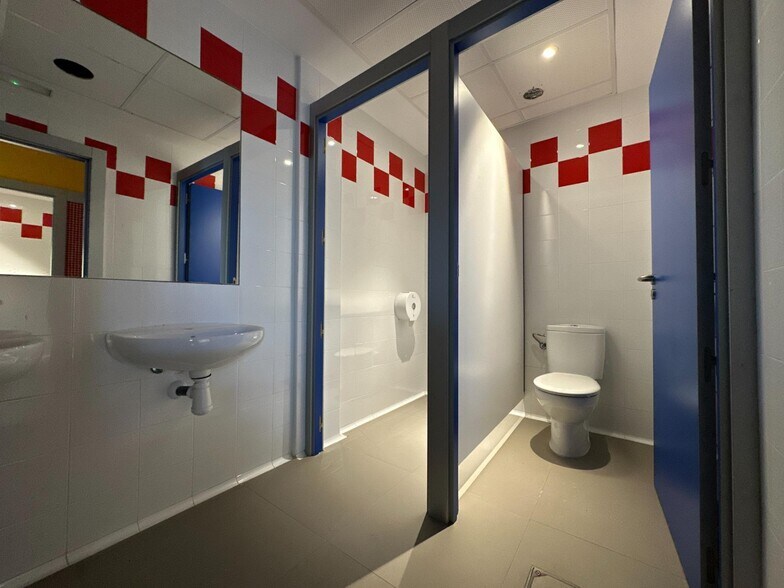 Retail in Zaragoza, Zaragoza for lease - Building Photo - Image 1 of 59